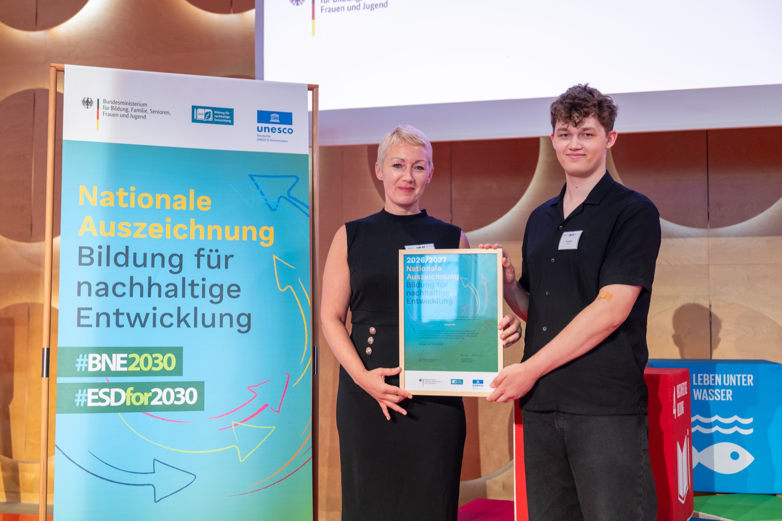 Xenia Hügel nimmt die Nationale Auszeichnung – Bildung für nachhaltige Entwicklung für ChampKidz entgegen